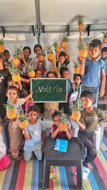 A heartfelt thank you to our friend Valerio for his generosity. He was one of the supporters who made the pineapple distribution for the children possible.
This was an extraordinary moment in the children's lives, as they tasted pineapple for the very first time.
For each child, holding a single pineapple was something truly amazing and unforgettable
Thank you to everyone who took part.
If you'd like to support the children, you can do so through the link below.
https://chuffed.org/project/172097-help-the-palestinians-teach-their-children
#gaza