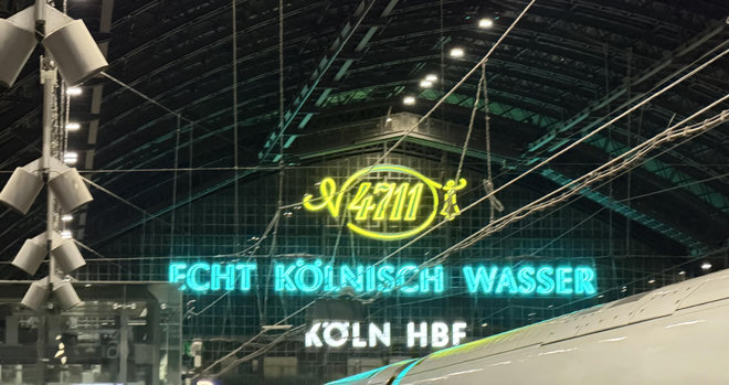 Jättestora neonskyltar på insidan av stationsöverbyggnad:

4711
ECHT KÖLNISCH WASSER
KÖLN HBF