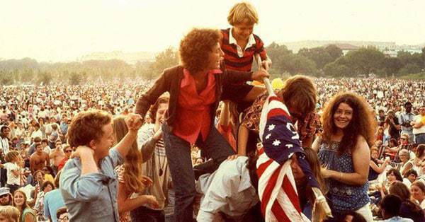 Building a human pyramid to fly the American Bicentennial flag (July 4, 1976)