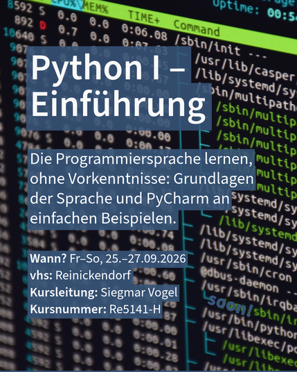 VHS-Kurs „Python I – Einführung“ mit Beschreibung und Terminen vor Bildschirm mit Code.