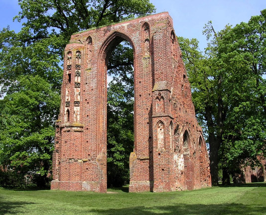Die pittoreske Ruine des Klosters Eldena bei Greifswald, die bereits Caspar David Friedrich inspirierte. Die in Backsteingotik erbaute Abtei wurde um 1200 als 'Kloster Hilda' gegründet.
