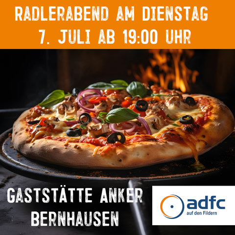 Pizza, die aus dem Ofen geholt wird