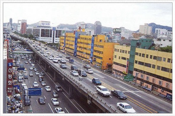 Before image of massive car-choked at-grade and elevated highways in central Seoul.