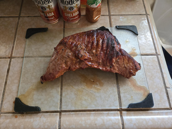 Bbq Tritip roast on the kitchen counter. Letting it rest. Could have gone further with the final sear as some burnt bits are part of the typical character, but it wasn't a dry rub... Did a mesquite marinade. 
