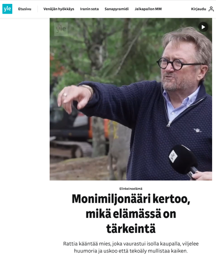 Kuvakaappaus uutisesta, kuvassa silmälasipäinen mies saaressaan, osoittaa sormellaan paikkaa josta selittää toimittajalle. Teksti: Elinkeinoelämä Monimiljonääri kertoo, mikä elämässä on tärkeintä
Rattia kääntää mies, joka vaurastui isolla kaupalla, viljelee huumoria ja uskoo että tekoäly mullistaa kaiken.