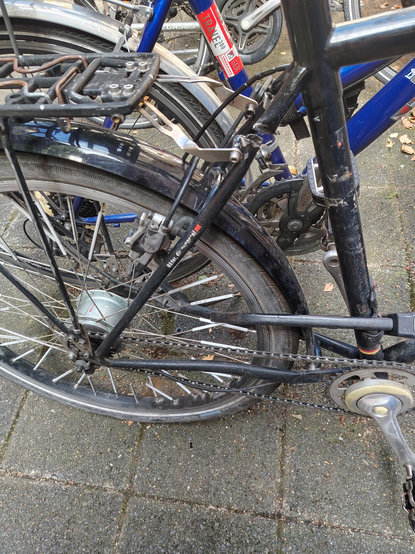 Photo des hinteren Teiles eines schwarzen Fahrradmanufaktur Rades. Kriminelle haben Teile de Rahmens zerschnitten und verboten, um ein daran befestigtes Schloss heraus zu bekommen. Das zweite Fahrrad wurde gestohlen.