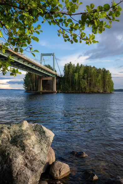Hängebrücke über einen See in Finnland