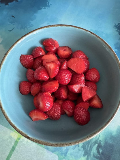 Blaue schale mit roten Erdbeeren