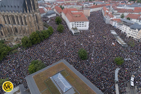 Erfurt luftaufnahme tausende säumen den Marktplatz