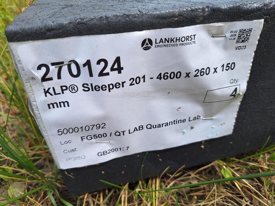 Ein dunkelgrau Block, auf dem ein weißes Etikett per Tackernadeln befestigt ist. Darauf folgende Beschriftung:
LANKHORST ENGINEERED PRODUCTS
20-02
2026
10:26
270124
VD23
KLP® Sleeper 201 - 4600 x 260 x 150
mm
Qty:
4
500010792
Loc: FG500 / QT LAB Quarantine Lab
Cust:
POISO
GB2001:7