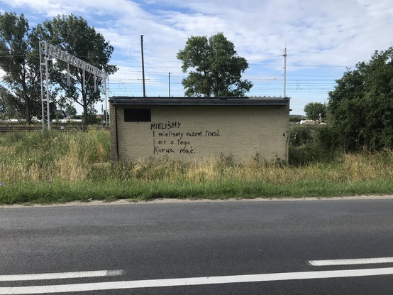 Buda czy inna szopa z nasprejowanym napisem

Mieliśmy
I mieliśmy razem trwać
I nic z tego
kurwa mać
