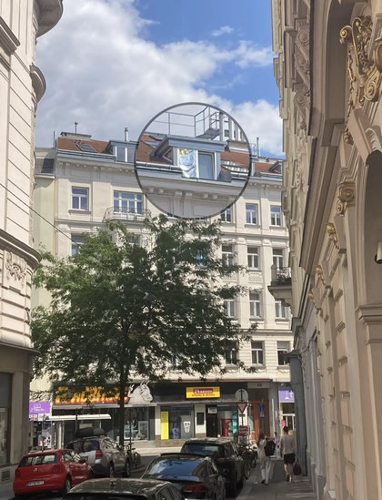 Farbfoto: Dachgaupenfenster mit Rettungsdecke davor
