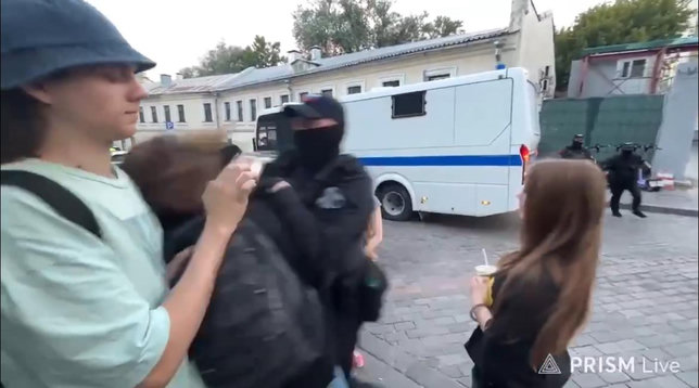 Snip of ruzzian police with black masks violently grabbing a blogger off the street