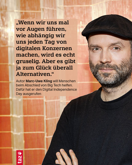 Marc-Uwe Kling vor einem orangenem Hintergrund. Dazu das Zitat: „Wenn wir uns mal vor Augen führen, wie abhängig wir uns jeden Tag von digitalen Konzernen machen, wird es echt gruselig. Aber es gibt ja zum Glück überall Alternativen.“ Autor Marc-Uwe Kling will Menschen beim Abschied von Big Tech helfen. Dafür hat er den Digital Independence Day ausgerufen