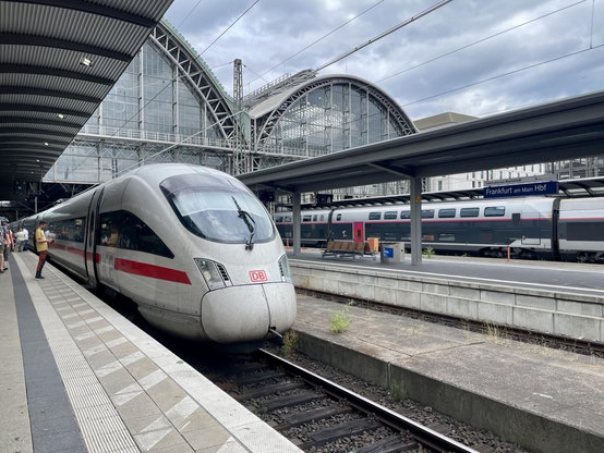 ICE am Gleis 6, hinten ein TGV inoui