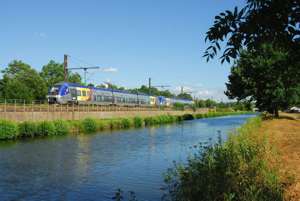 Two AGC in the old TER Lorraine livery, completely clean and free of graffiti, at the same spot