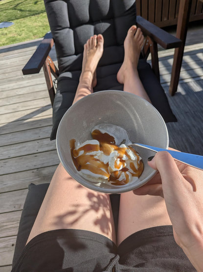 Glass med kolasås. Sitter ute på altanen. 