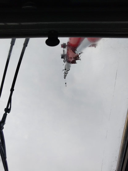 Blick von unten aus der krankabine. sehr weit oben hängt (aus der Perspektive) ein sehr kleiner Kranhaken der in Wirklichkeit ein
1,5 to schwerer Stahlblock ist.