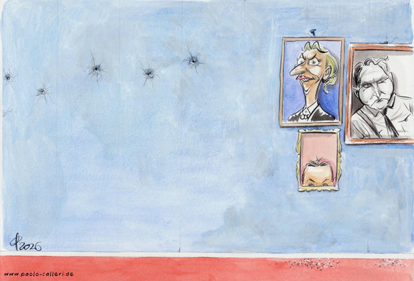 Karikatur "Neuausrichtung" aus dem Jahr 2026. Blick auf eine blaue Wand in einem Flur. Man sieht drei Bilderrahmen, die dicht am rechten Bildrand platziert sind. Vom linken Bildrand zur Mitte hin, sieht man rissige Löcher in der Wand. In den Bilderrahmen am rechten Bildrand sieht man die Porträts von Weidel und Höcke. Sie blicken in unere Richtung. Im dritten, kleineren Bildrahmen ist nur die Stirn mit einem Mittelscheitel sichtbar.