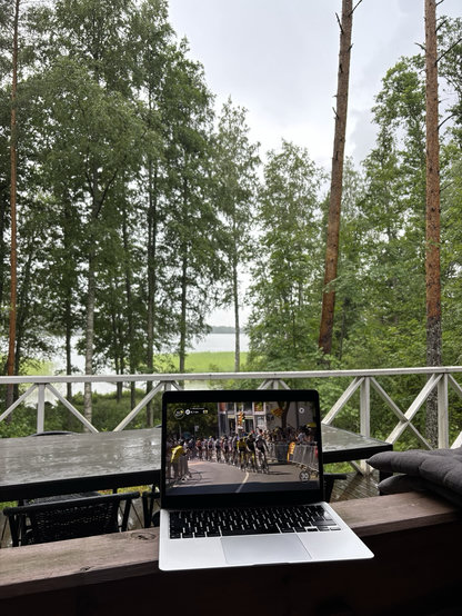 Laptop auf Terrasse am See