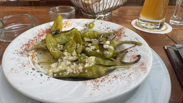 Gegrillte Peperoni mit Knoblauch oder vielleicht ist es auch Knoblauch mit Peperoni