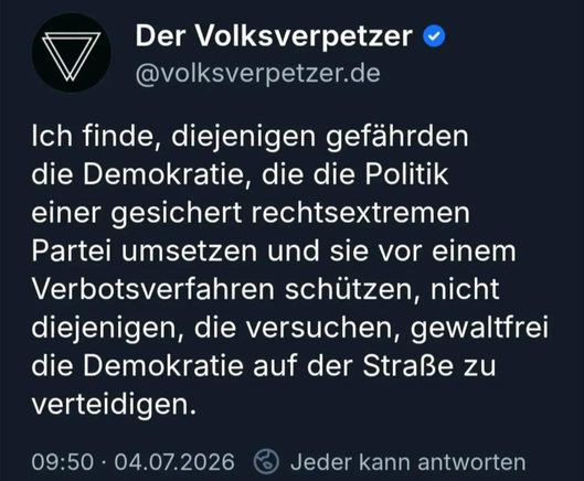 Text von "Der Volksverpetzer" (@volksverpetzer.de)
"Ich finde, diejenigen gefährden die Demokratie, die die Politik einer gesichert rechtsextremen Partei umsetzen und sie vor einem Verbotsverfahren schützen, nicht diejenigen, die versuchen, gewaltfrei die Demokratie auf der Straße zu verteidigen."