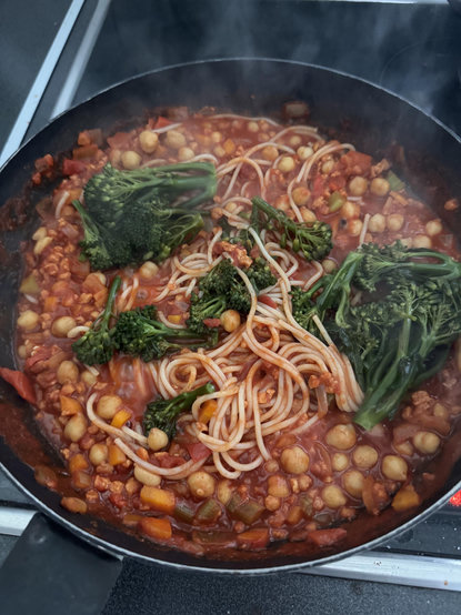 Pfanne mit Tomatensauce mit Gemüse und Pasta