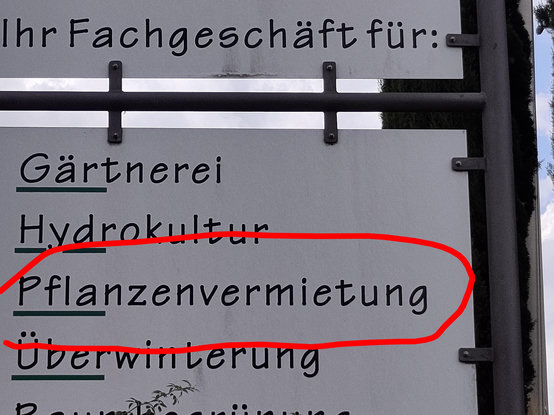 Werbetafel mit Leistungen. rot eingekreist: Pflanzenvermietung