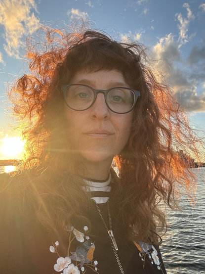 Selfie med solnedgången precis över axeln och mycket vi d i håret.