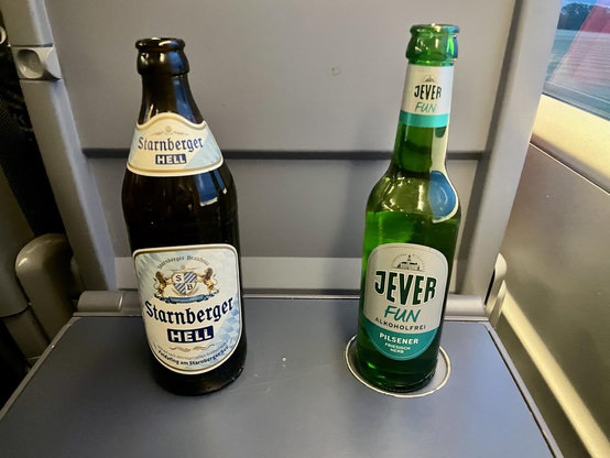 Rechts mein Freibier, links eine Flasche Starnberger Hell