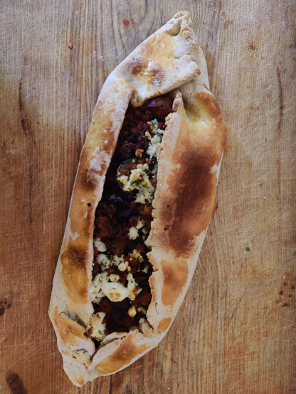 Pide auf einem Holzbrett