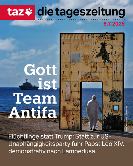 Titelseite der taz vom 6.7.2026 mit Überschrift „Gott ist Team Antifa“: Der Papst schreitet durch ein rostanmutendes Portal ans Meer, im Hintergrund ein Militärschiff. Dazu der Text: Flüchtlinge statt Trump: Statt zur US-Unabhängigkeitsparty fuhr Papst Leo XIV. demonstrativ nach Lampedusa