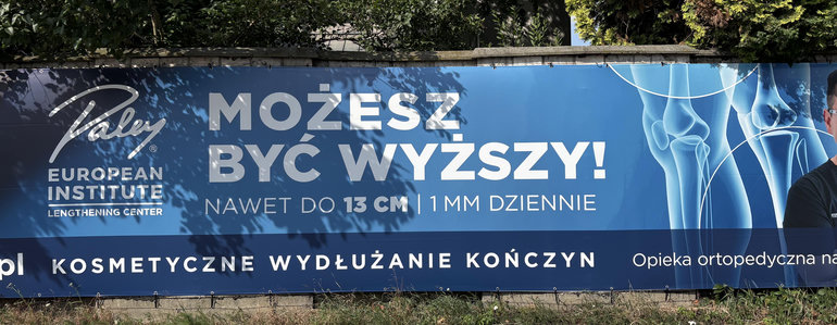 Reklama zachwalająca "kosmetyczne wydłużanie kończyn" pod hasłem: "Mozess być wyższy!"