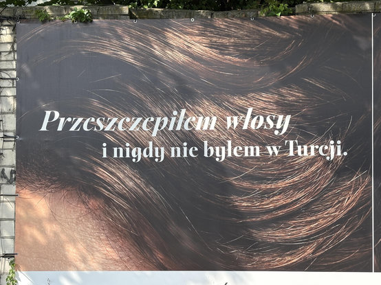 Reklama zachwalająca przeszczepy włosów pod hasłem: "Przeszczepilem włosy i nigdy nie byłem w Turcji"