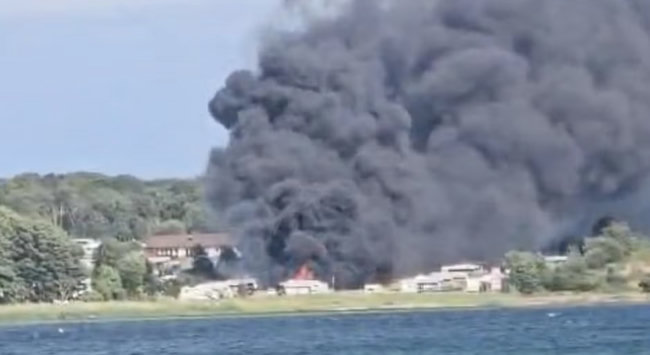 Foto på en gigantisk rökpelare över Hälleviks camping, ser ut som när Ukraina bombat ryska raffinaderier.
