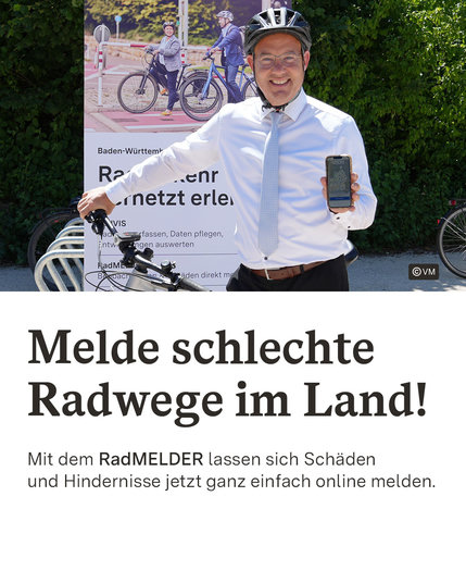 Ein Mann steht neben einem Fahrrad und hält sein Handy in die Kamera. Text: Melde schlechte Radwege im Land. Mit dem RadMELDER lassen sich Schäden und Hindernisse jetzt ganz einfach online melden.