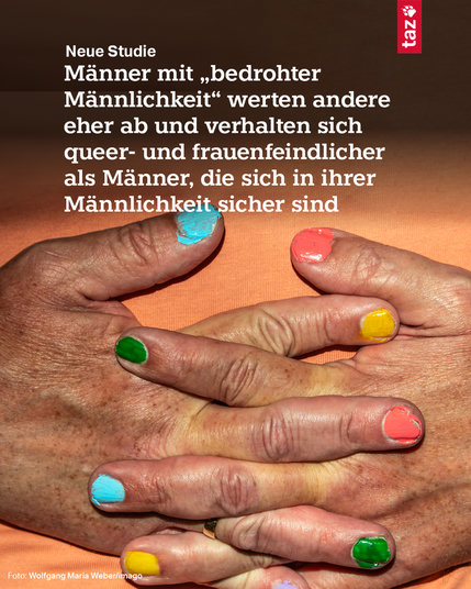 Verschränkte Hände mit ungleichmäßig bunt lackierten Nägeln. Dazu der Text: Neue Studie. Männer mit "bedrohter Männlichkeit" werten andere eher ab und verhalten sich queer- und frauenfeindlicher als Männer, die sich in ihrer Männlichkeit sicher sind